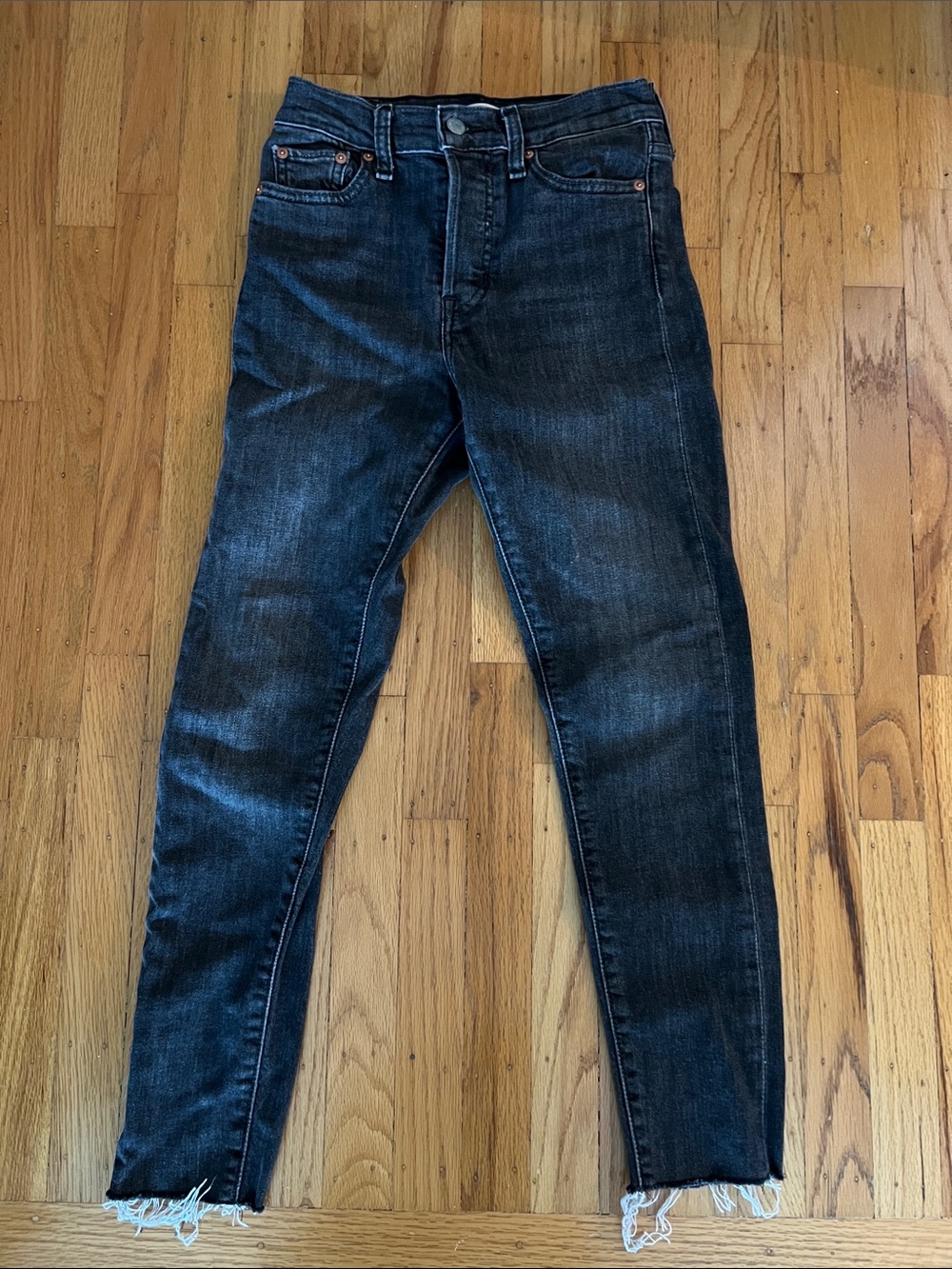 EUC Levi’s wedgie skinny charcoal grey washed black Jeans 26